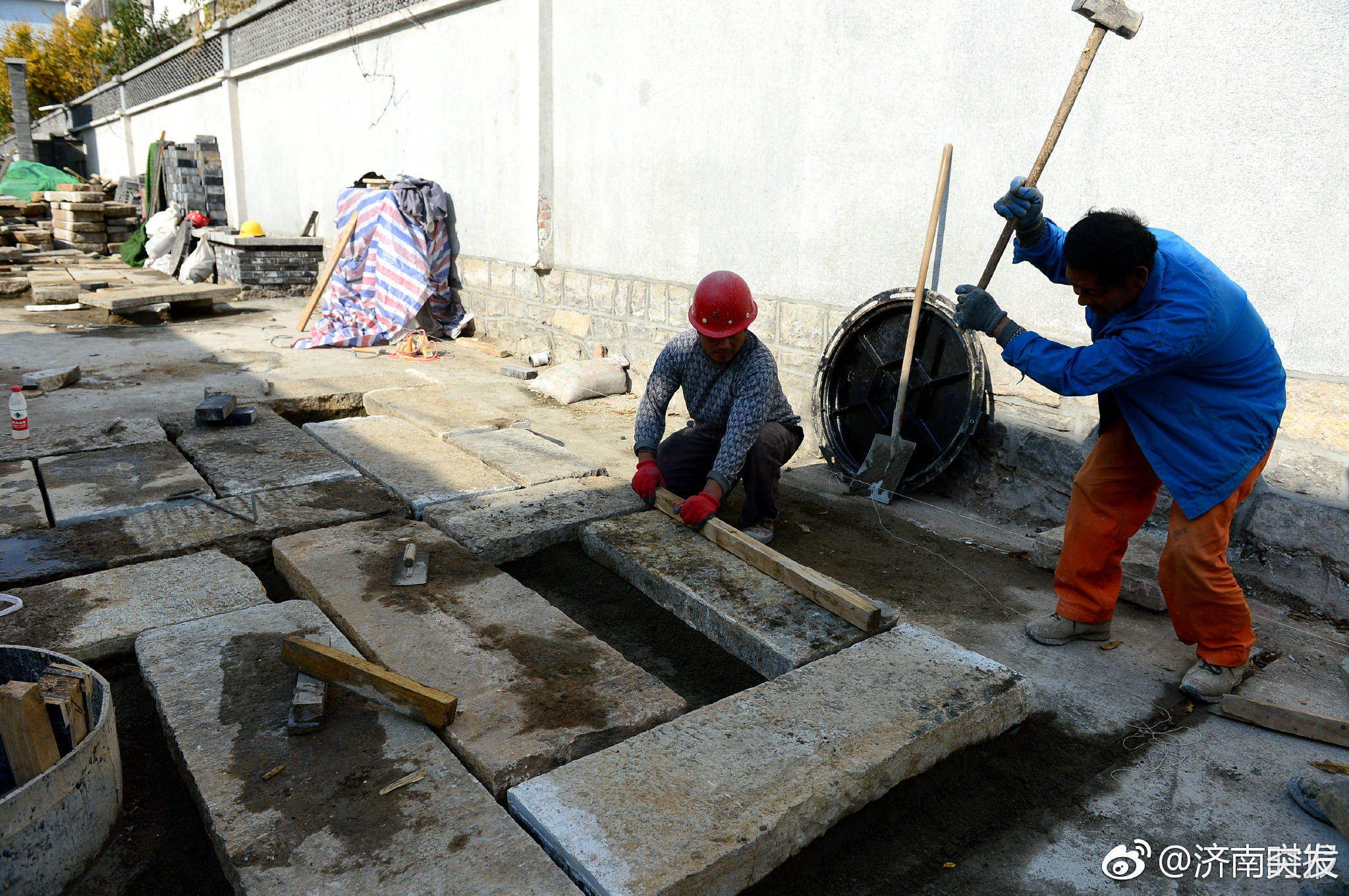 施工人员开始由东向西逐步铺装青石板路,每块青石板的长度在1-1