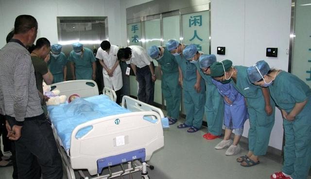 2岁女童死后捐出器官,"孩子,你值得这个世界为你鞠躬"