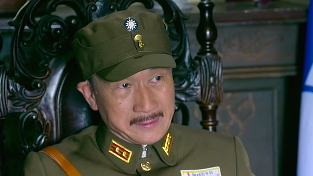 几个八路军找国军团长要援助武器,没想到反被对方抓了起来