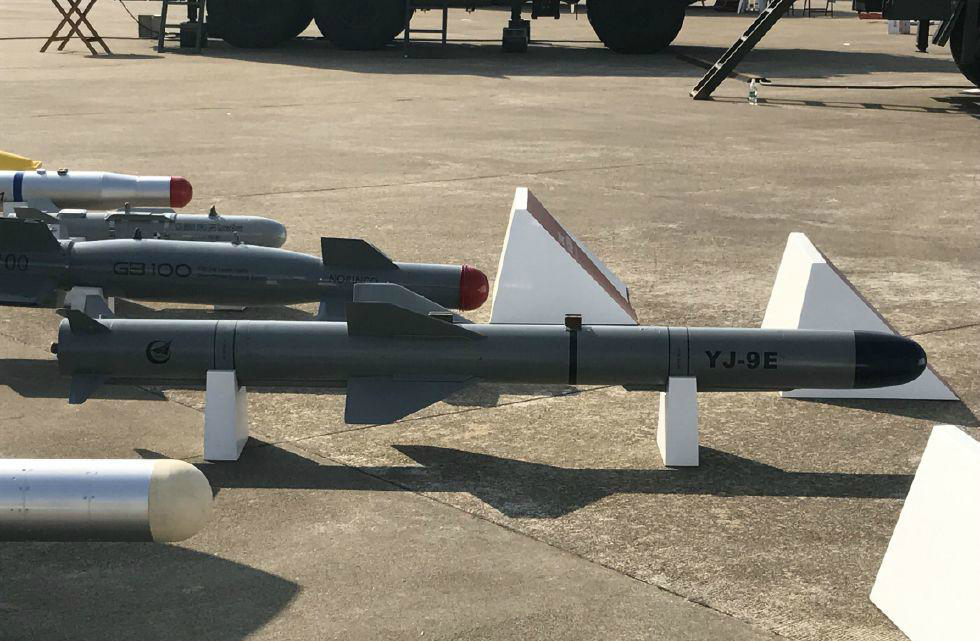 迪拜航展上携带鹰击9e小型反舰导弹的中国云影无人机高清大图