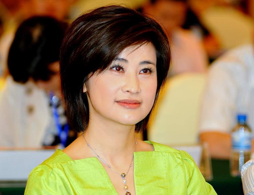 她是凤凰卫视当家花旦,不嫁豪门却嫁丑男,网友:真是个奇女子!