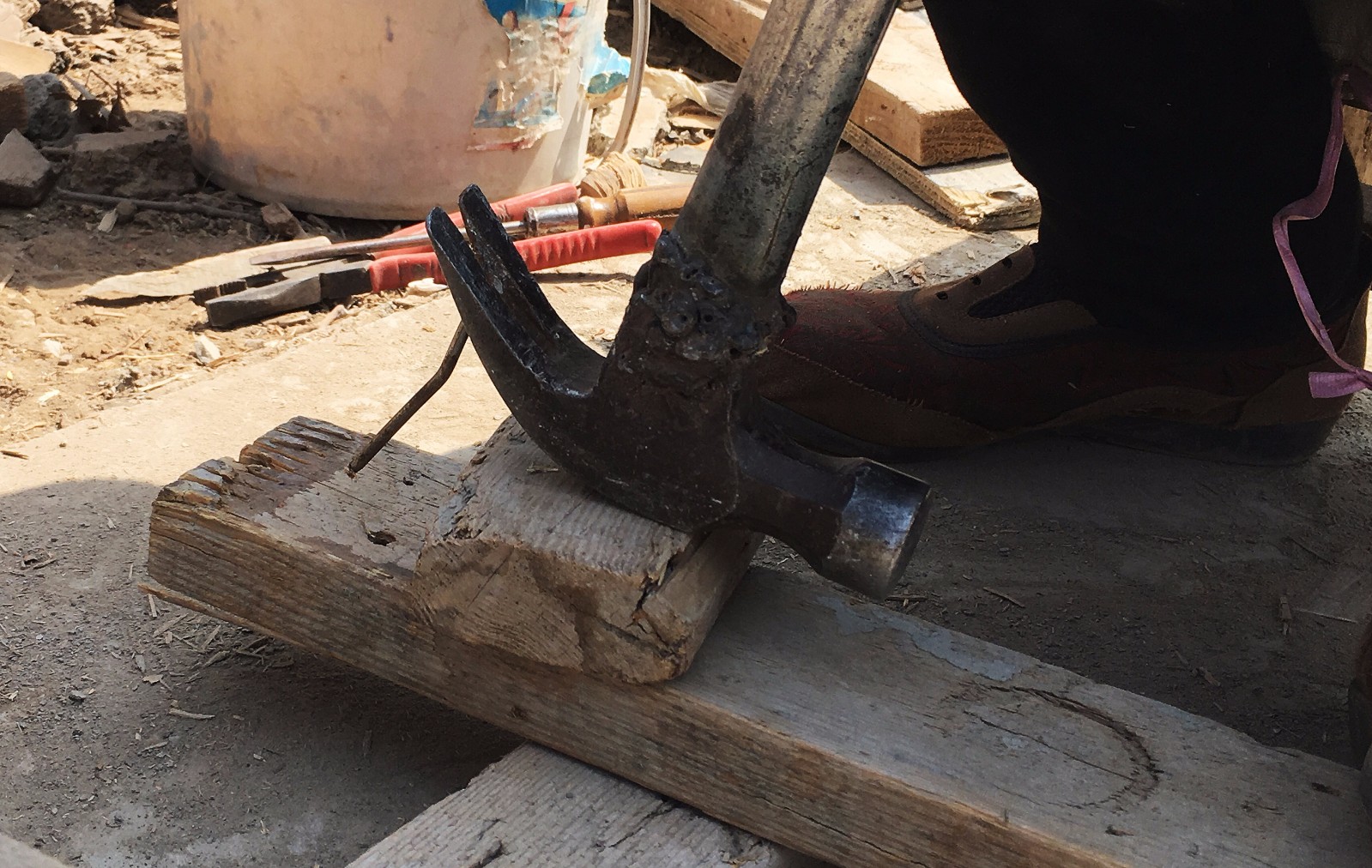 河南农村拔钉工 拔一斤废钉仅赚7元钱_新浪看点