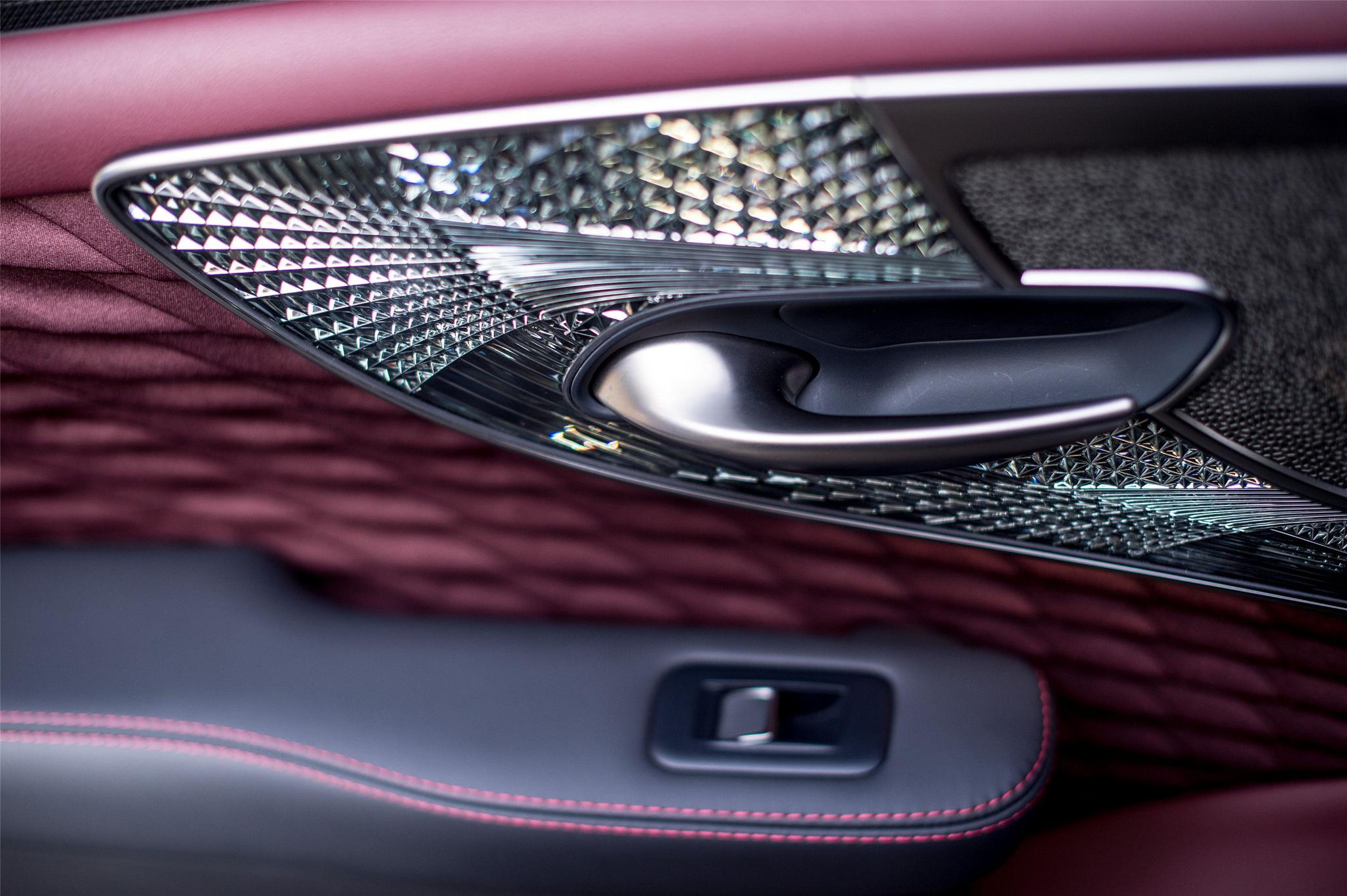 雷克萨斯ls的独特设计理念:即使不使用名贵的材料进行点缀,车子也不会