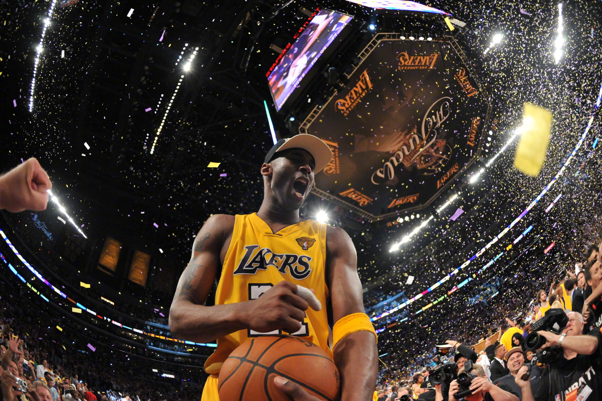 世界之巅一组2010年科比夺冠后庆祝的高清大图