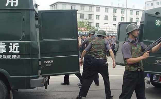 运钞车用霰弹枪运送,高考试卷为何却动用实弹?原因让人意想不到