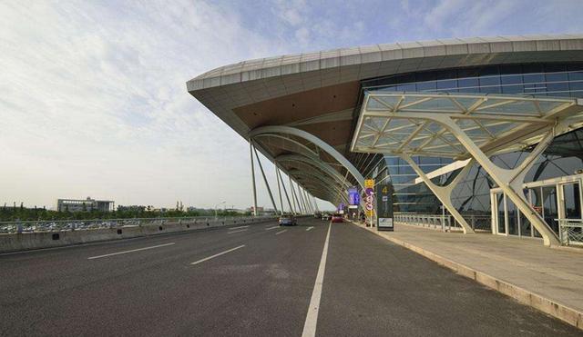 指的就是连云港花果山国际机场,这座机场选址位于连云港市灌云县小伊