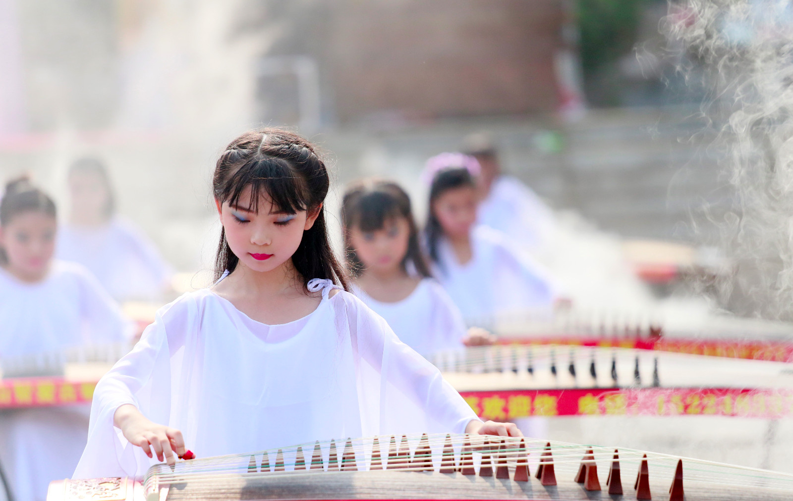 河南南阳百名中小学生齐奏古筝经典名曲,白衣飘飘仙气十足_新浪看点