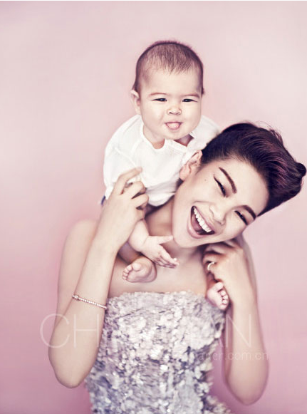 吕燕一家三口近照曝光混血儿子颜值超高老公的长相却意外抢镜