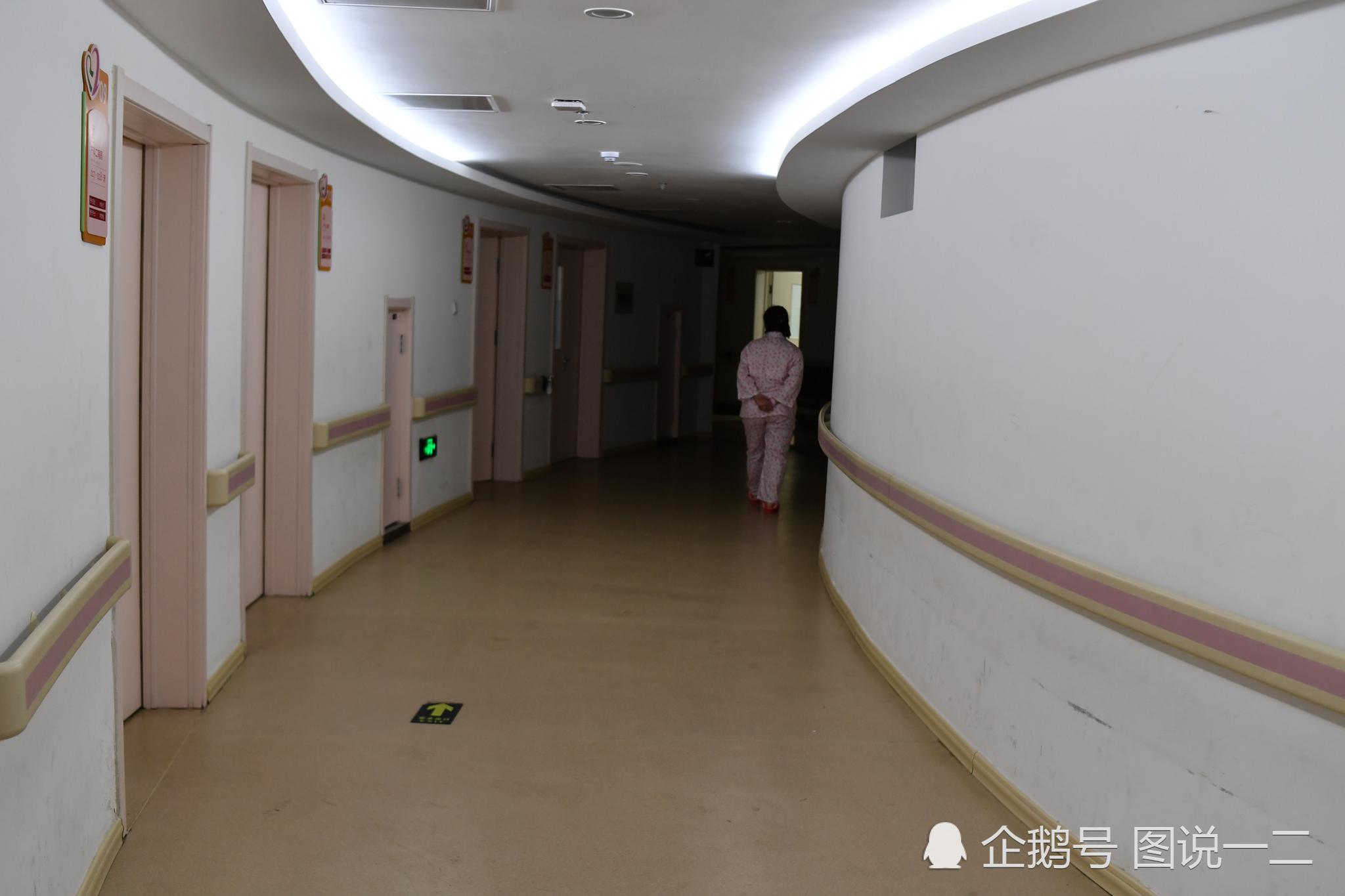 运动有助于顺产,一位产妇在走廊内走动.