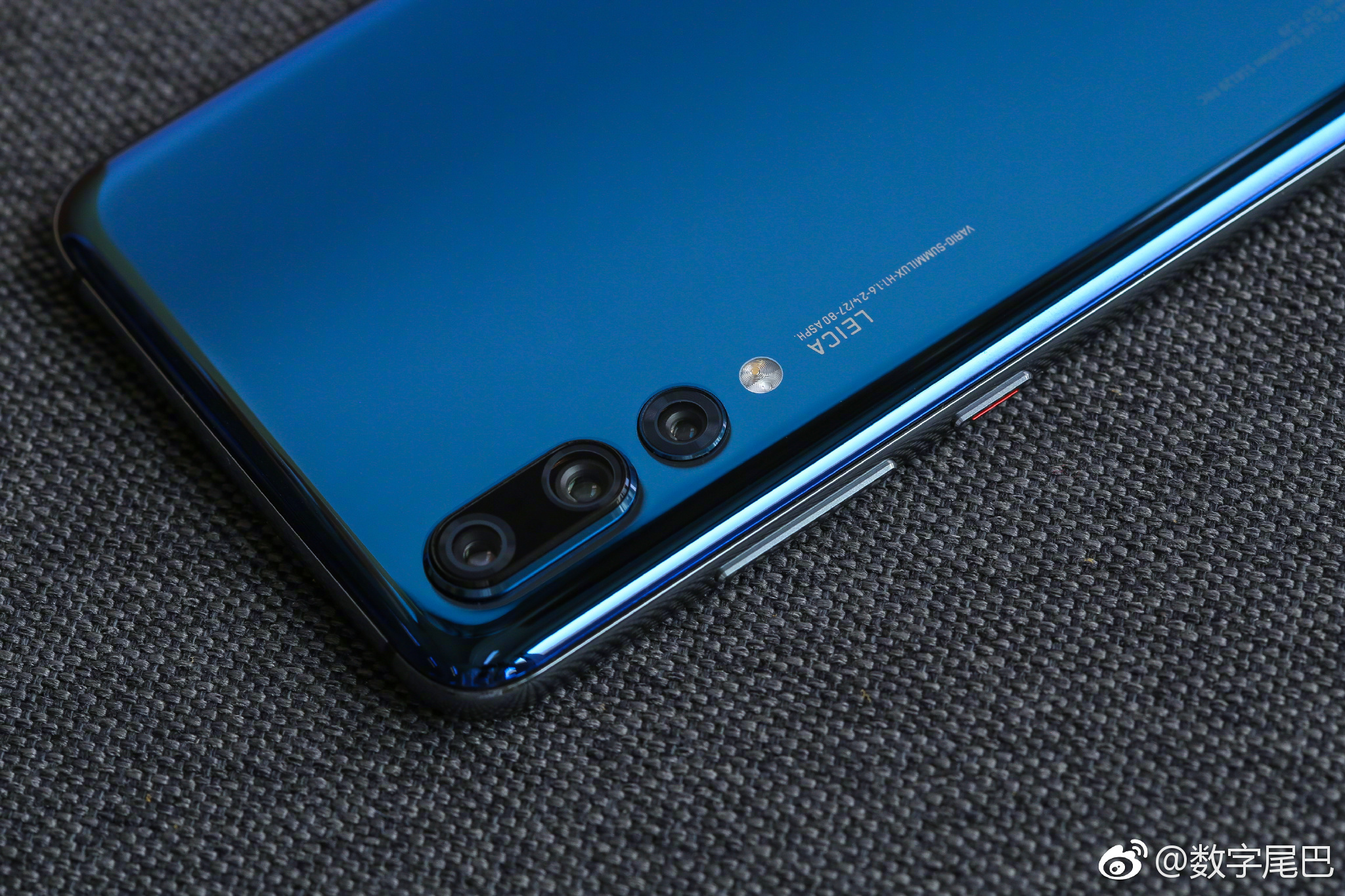 华为p20 pro 宝石蓝配色,这个镜面效果还是挺通透的