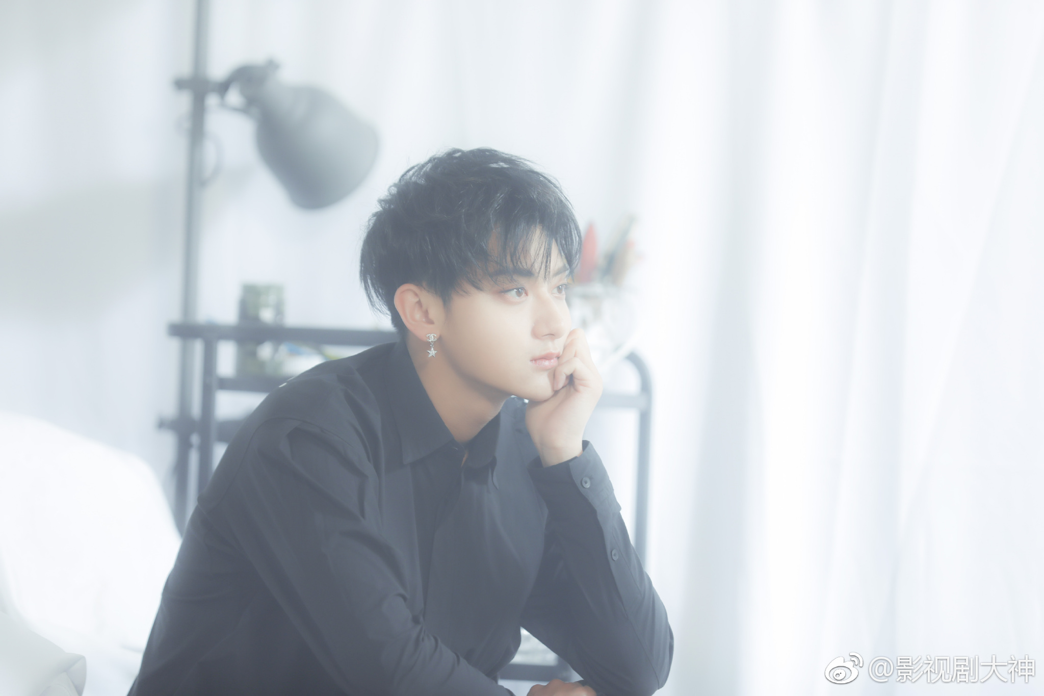 黄子韬幼儿园合影曝光,牛仔衣小寸头竟然还挺时尚