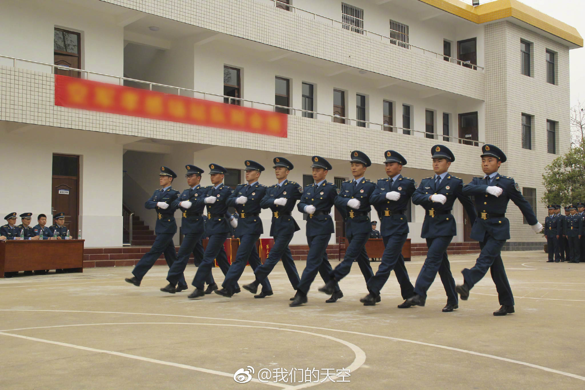 请看他们的队列动作示范!
