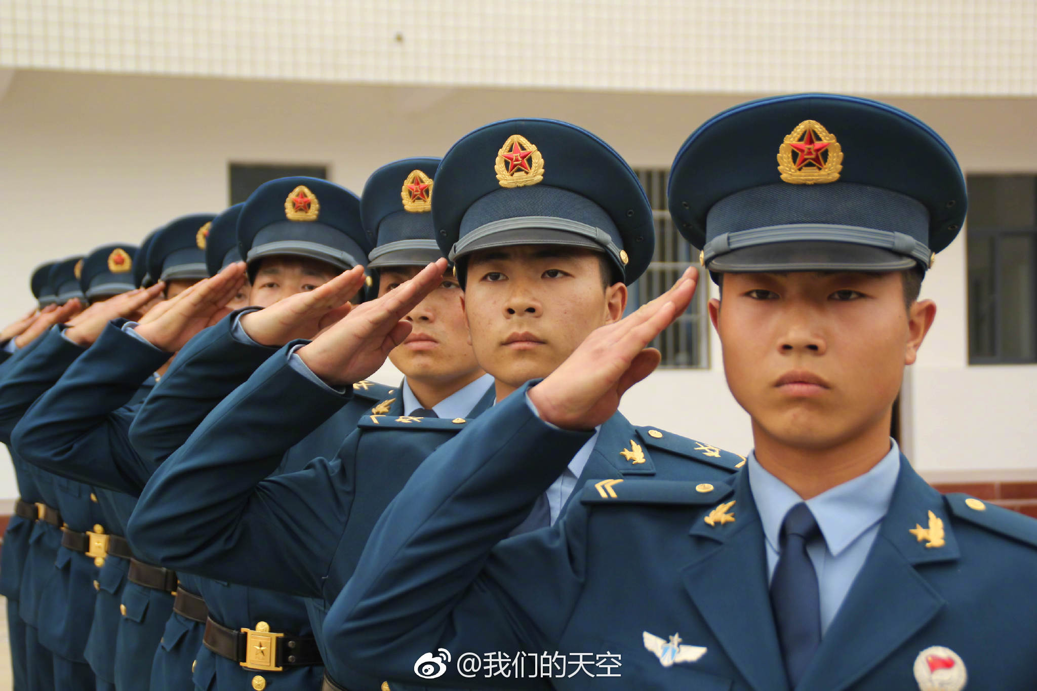 敢问,优秀的空降兵是如何练就的?请看他们的队列动作示范!