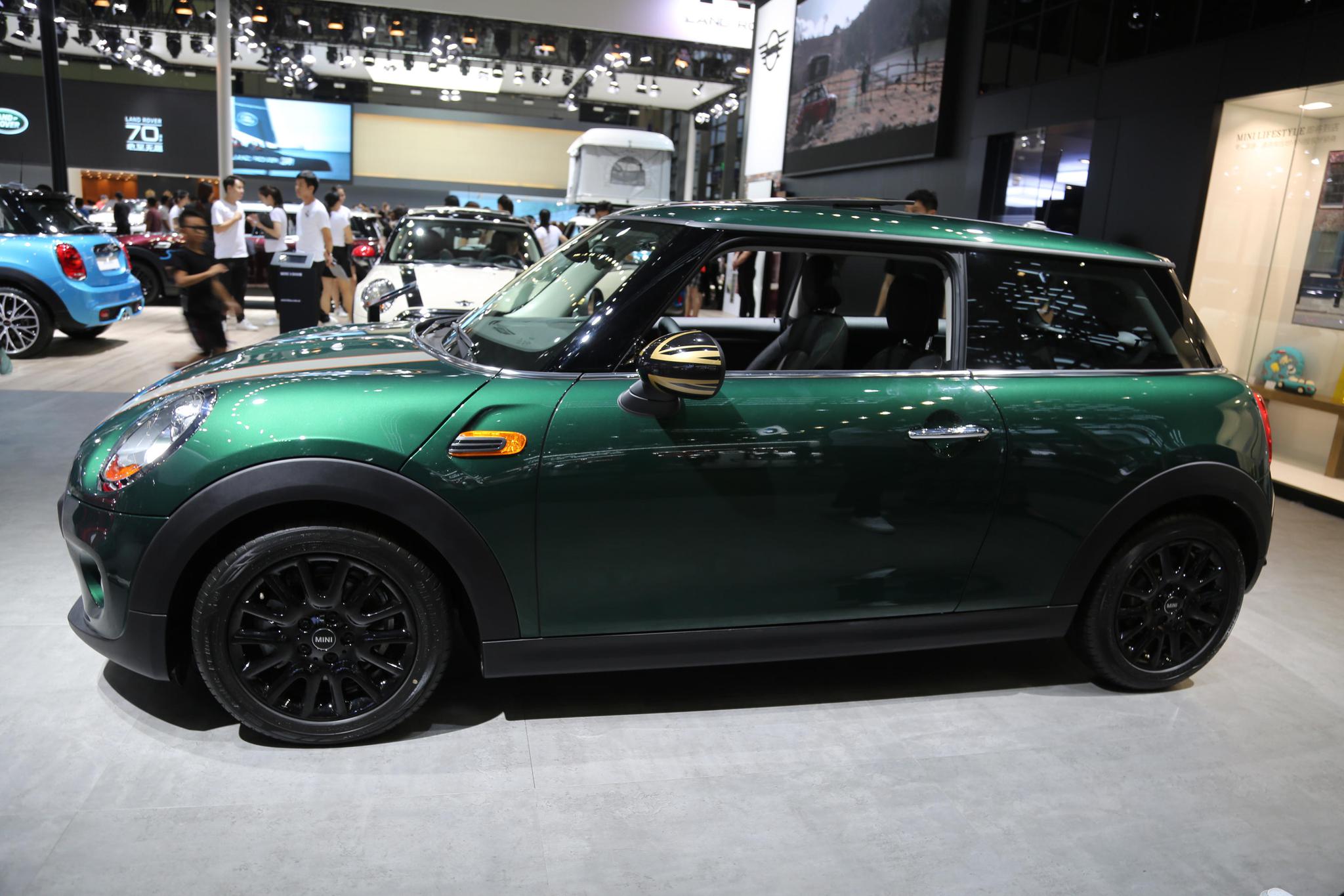 实拍宝马新一季minione三门版20万级别入门卡丁车乐趣