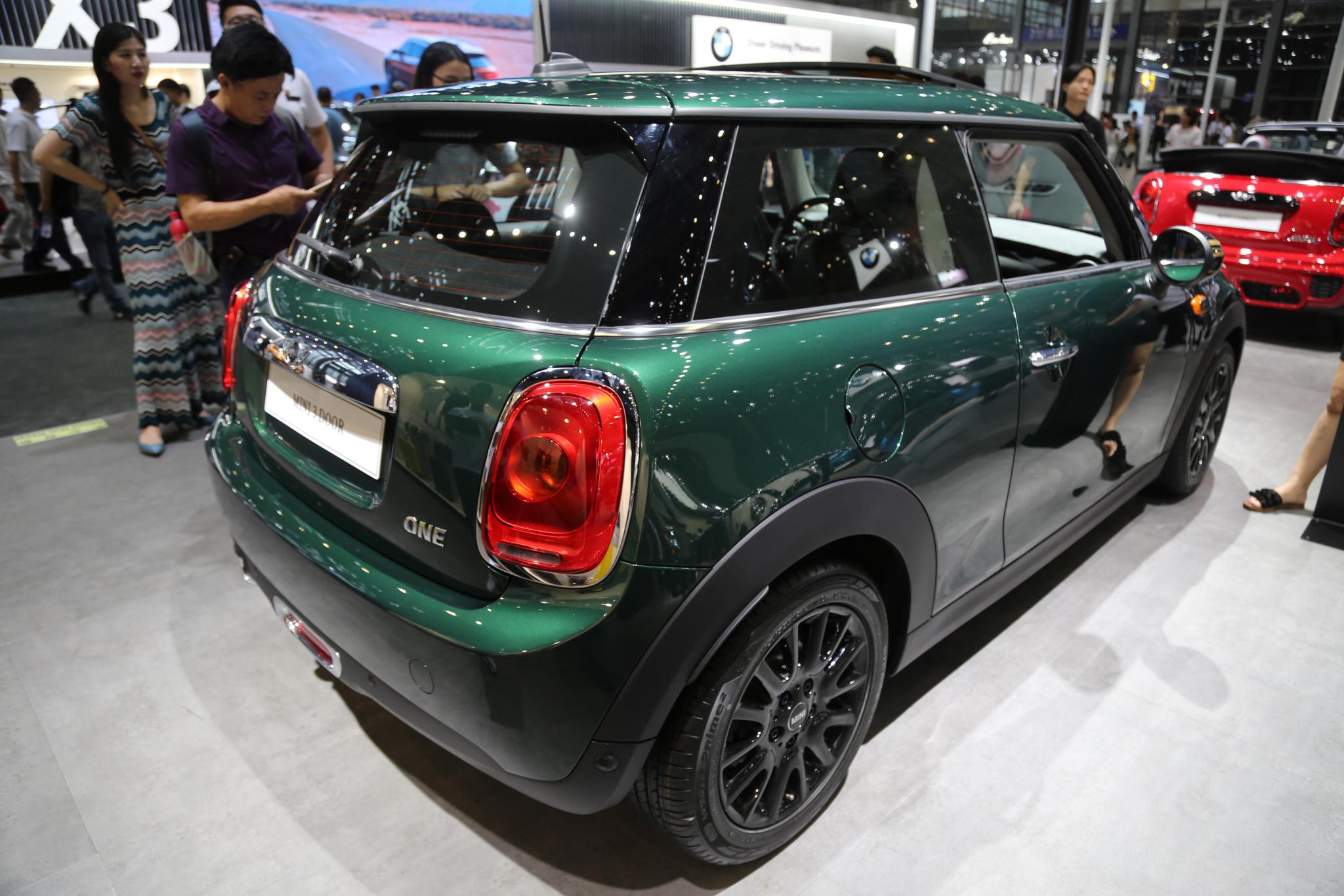 实拍宝马新一季minione三门版20万级别入门卡丁车乐趣