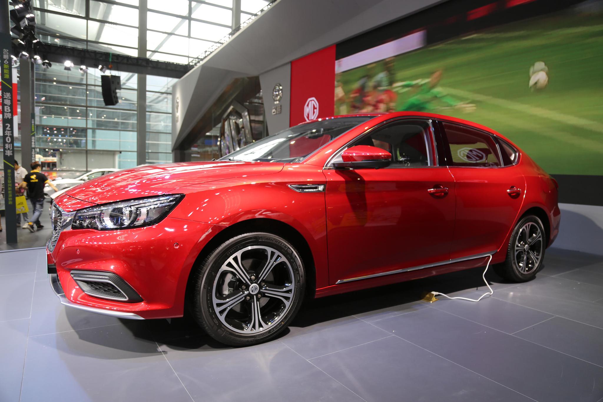 上汽名爵6插电混动版,20万级别互联网新能源轿跑,车展实拍!