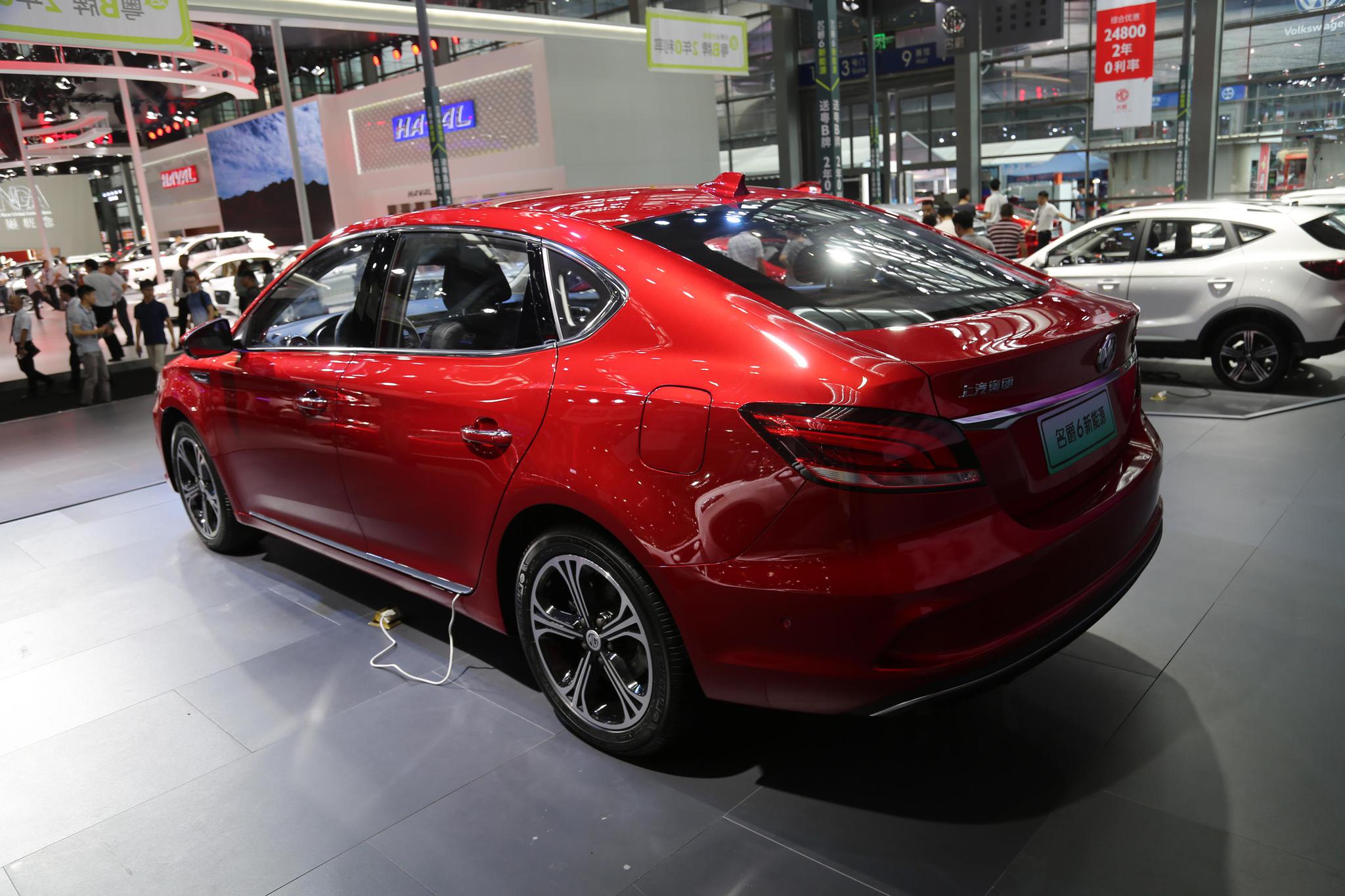 上汽名爵6插电混动版,20万级别互联网新能源轿跑,车展实拍!