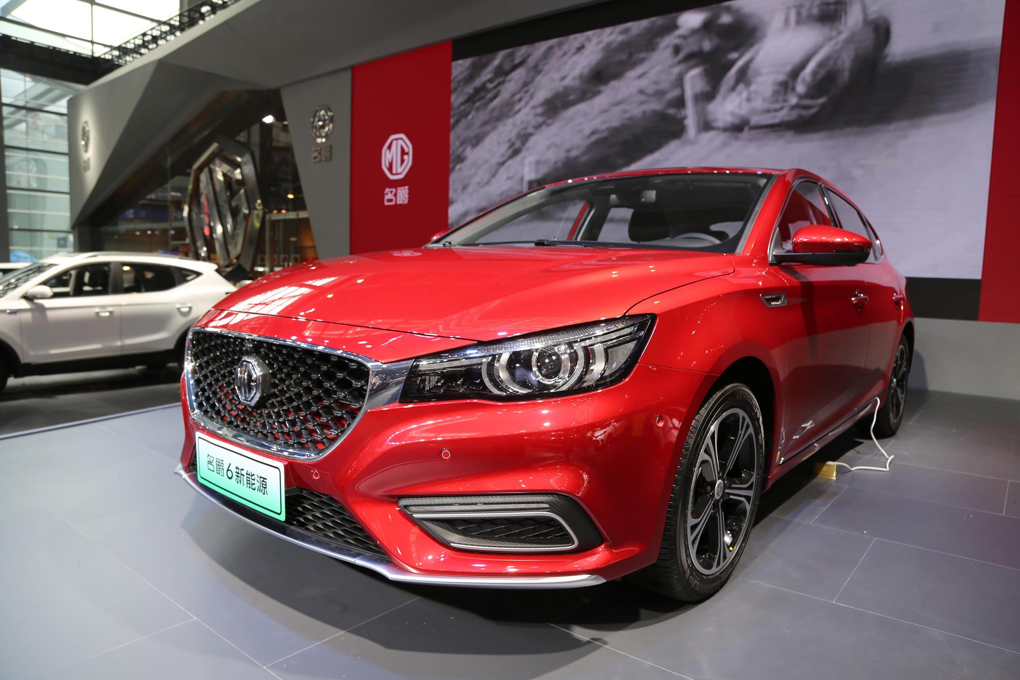 上汽名爵6插电混动版,20万级别互联网新能源轿跑,车展实拍!