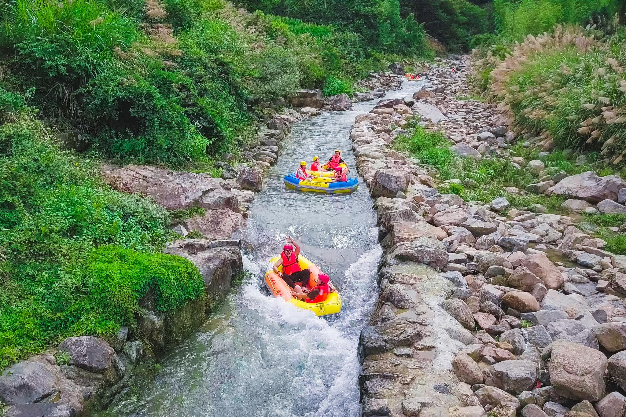 虎啸峡十公里长的峡谷漂流,一路刺激到底