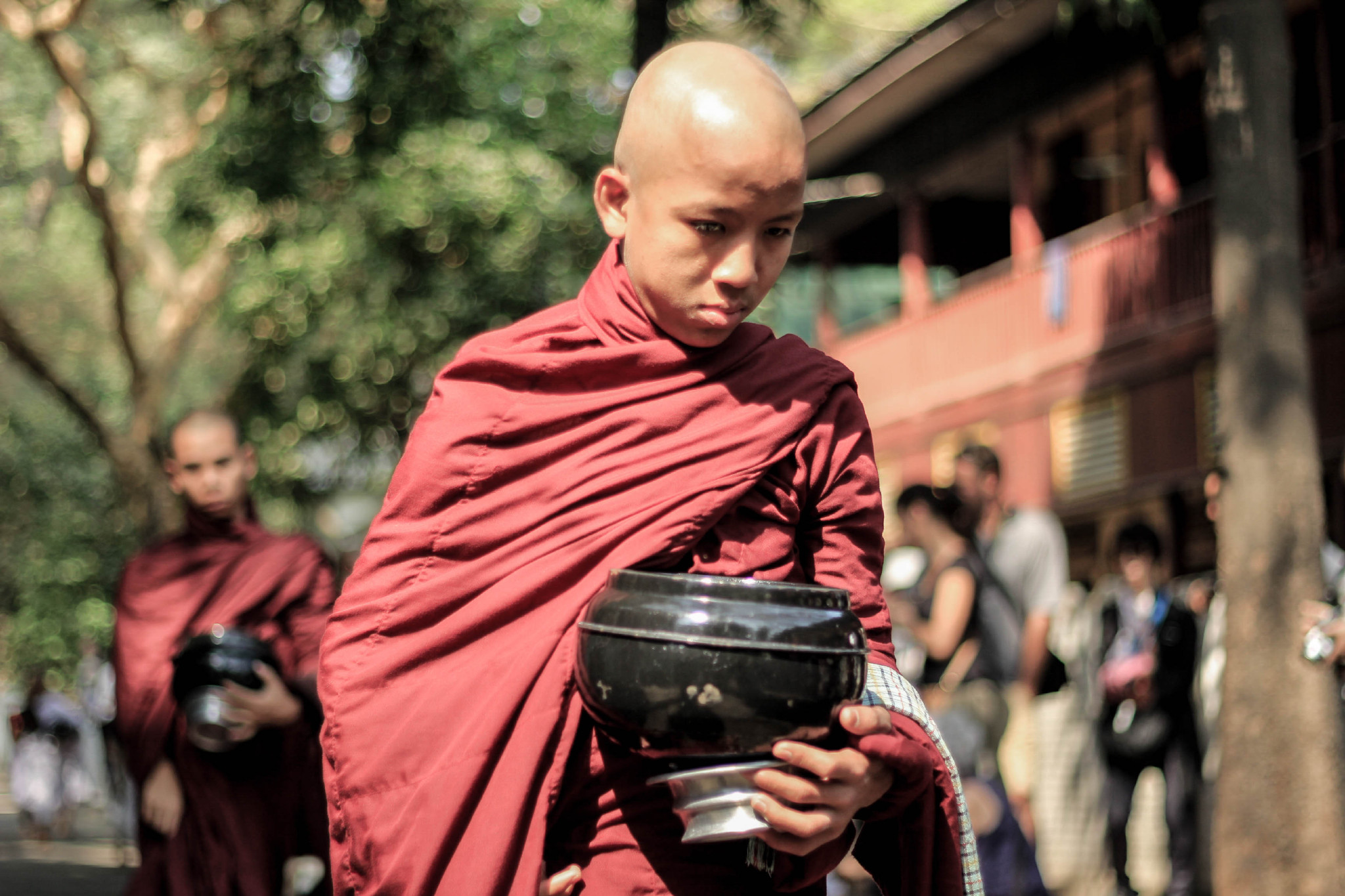 缅甸千人僧饭:中午被游客围观吃饭,是他们每天最重要的修行