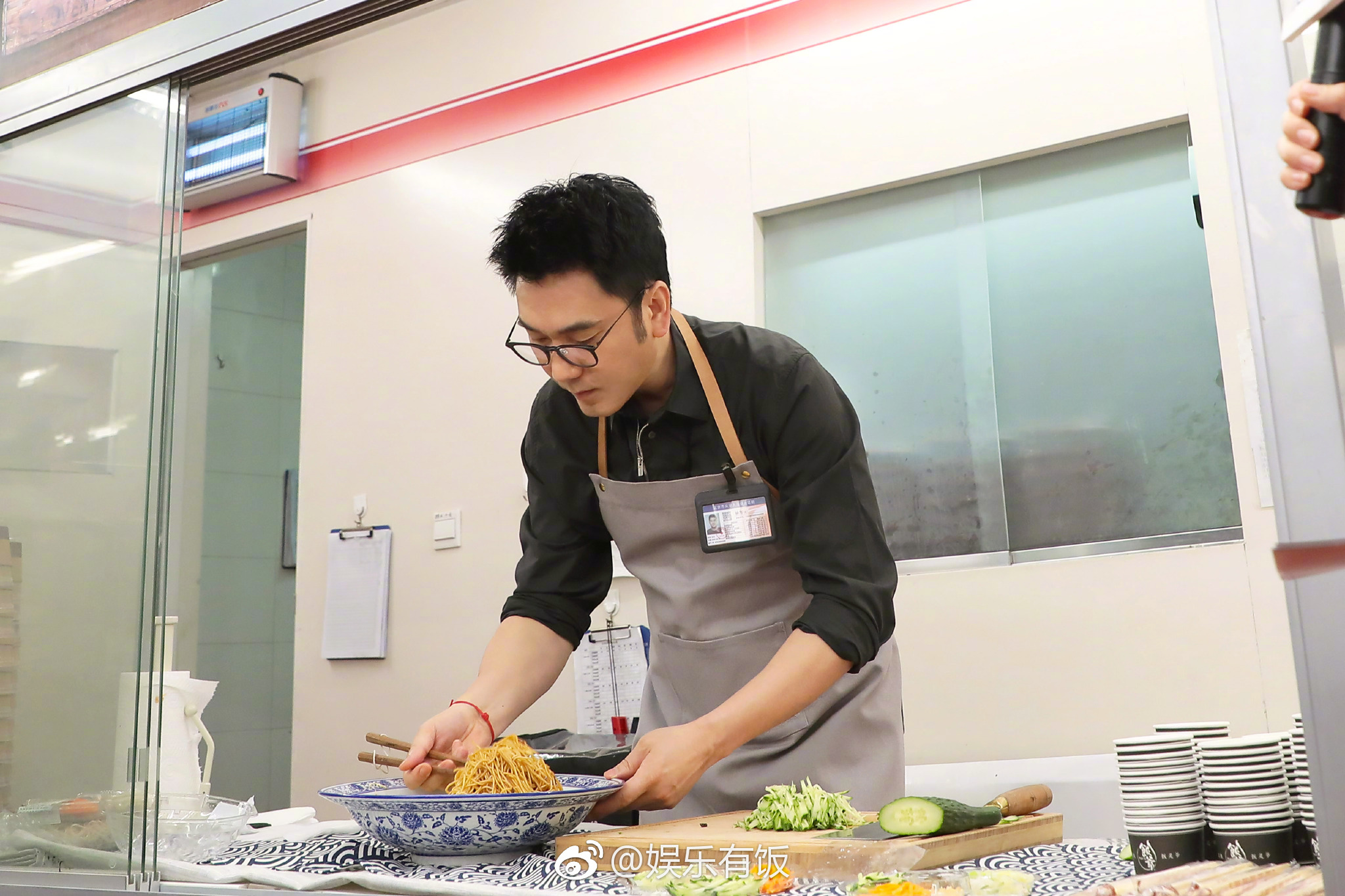 叔圈魅力升级!林依轮秀刀功做凉面