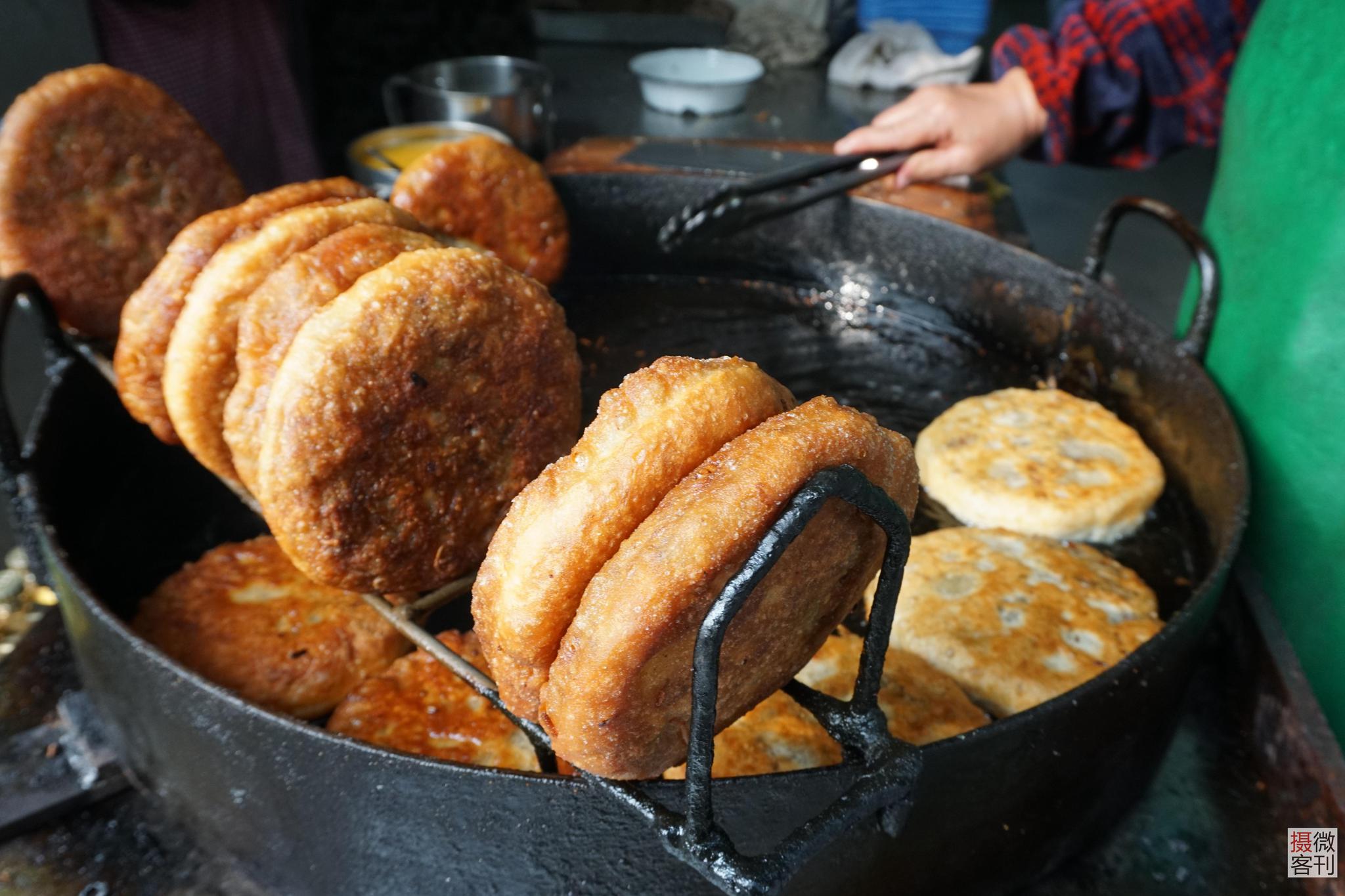 郭家肉盒色泽金黄,让人看了便食欲大增,切开后香