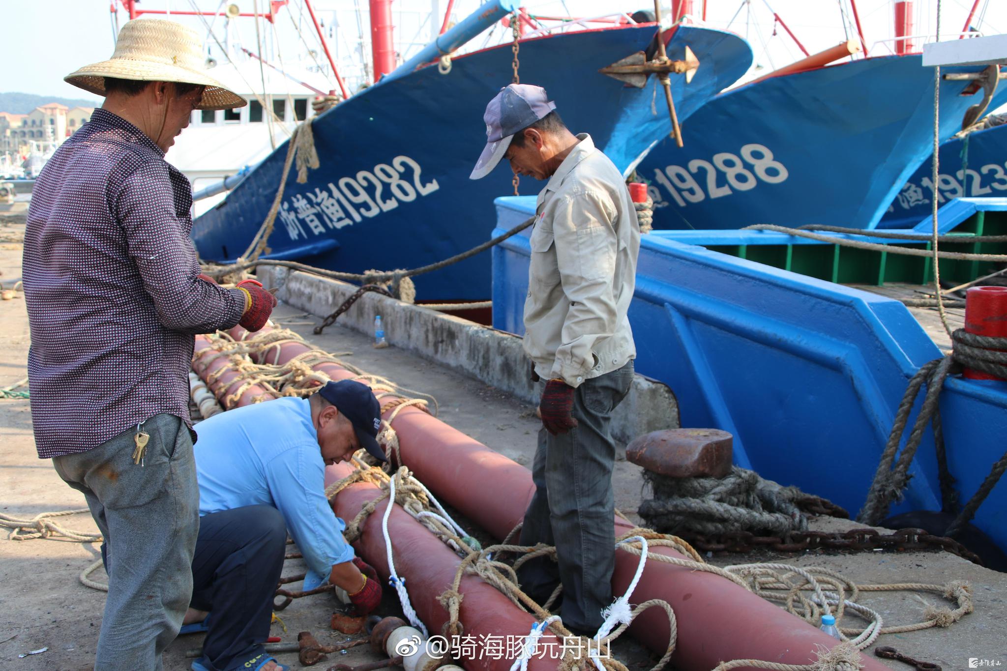 六横桁杆拖虾船渔民开捕准备忙