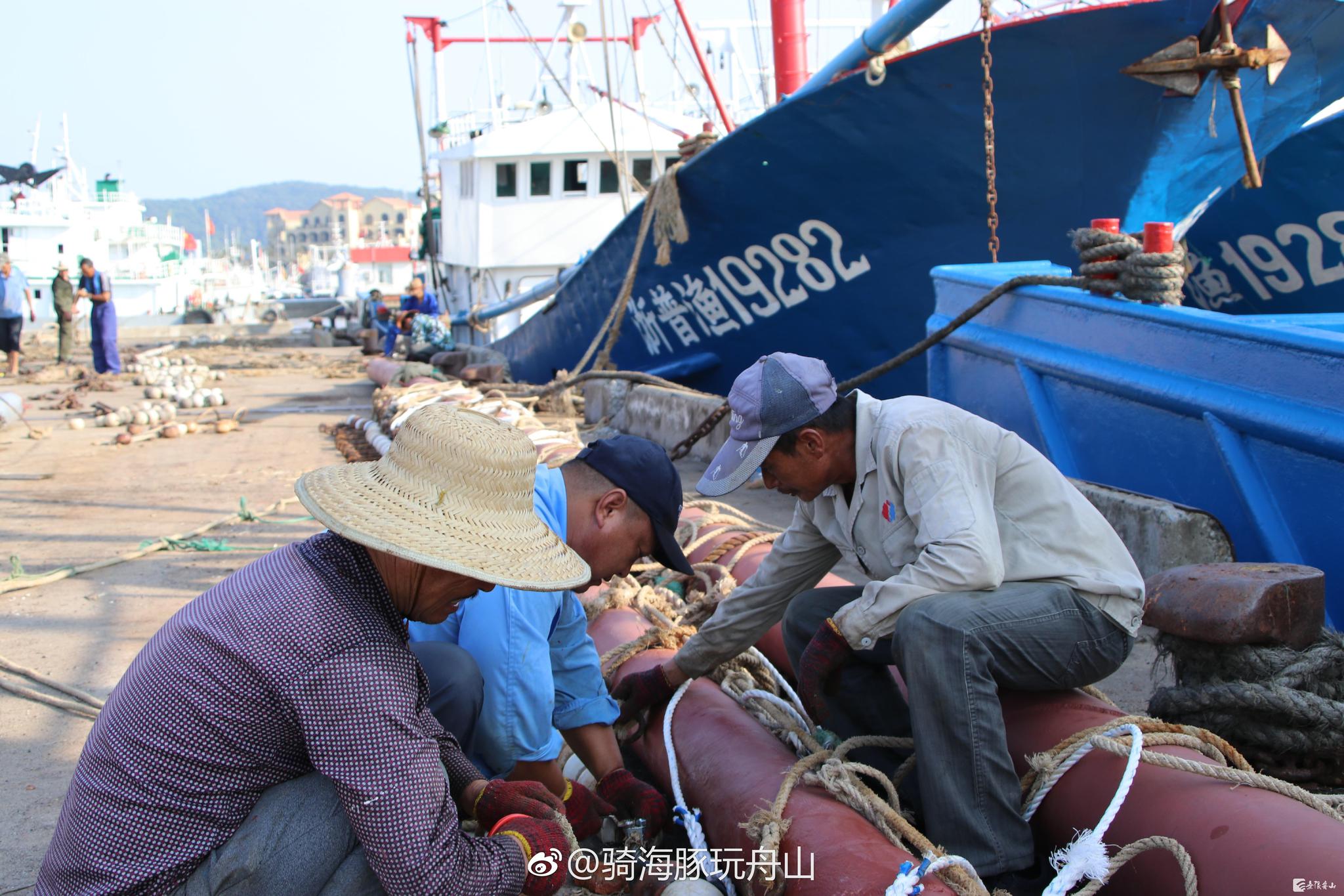 六横桁杆拖虾船渔民开捕准备忙