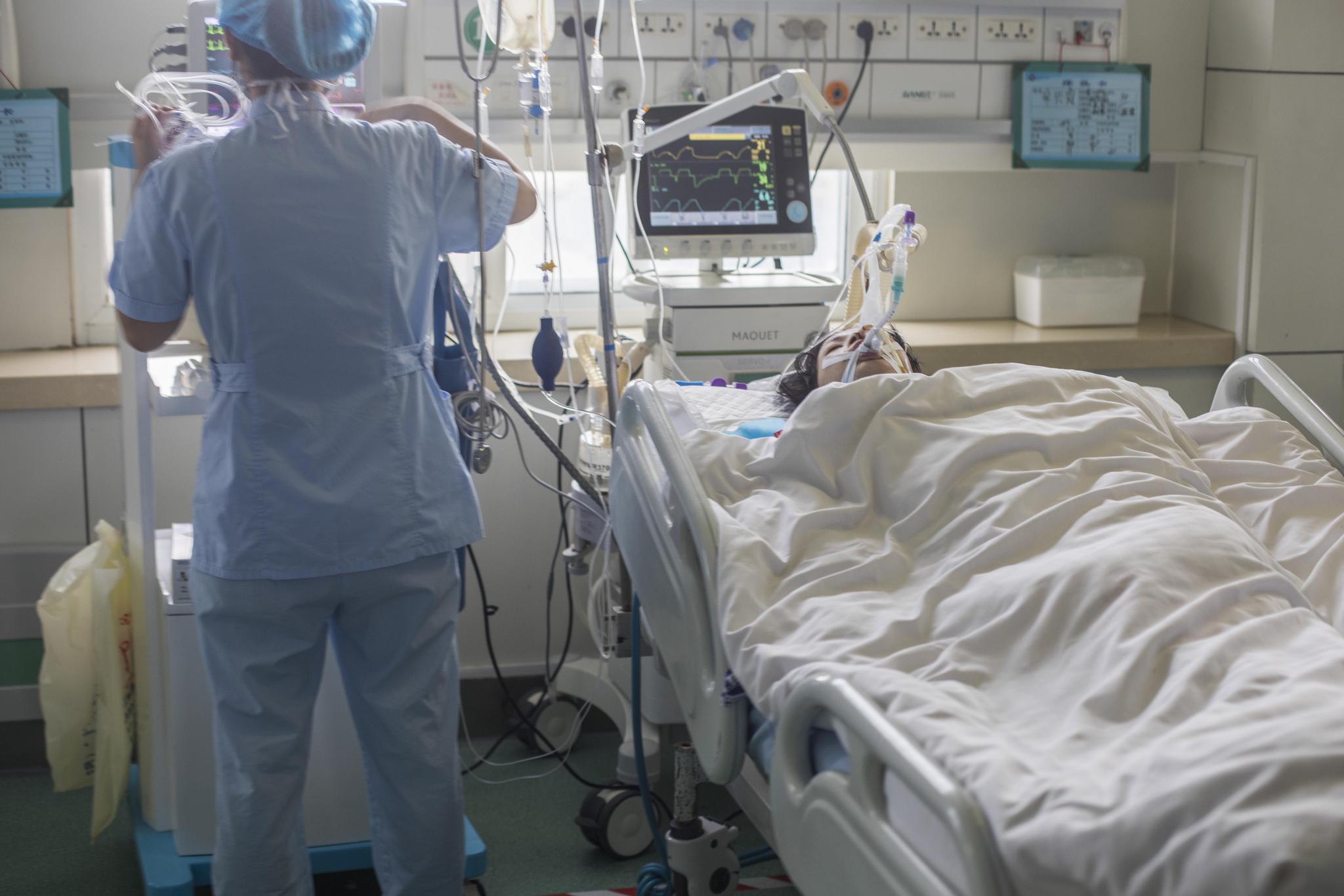 母亲病危女孩跪地哭喊:妈妈,我被大学录取了,求您看一看