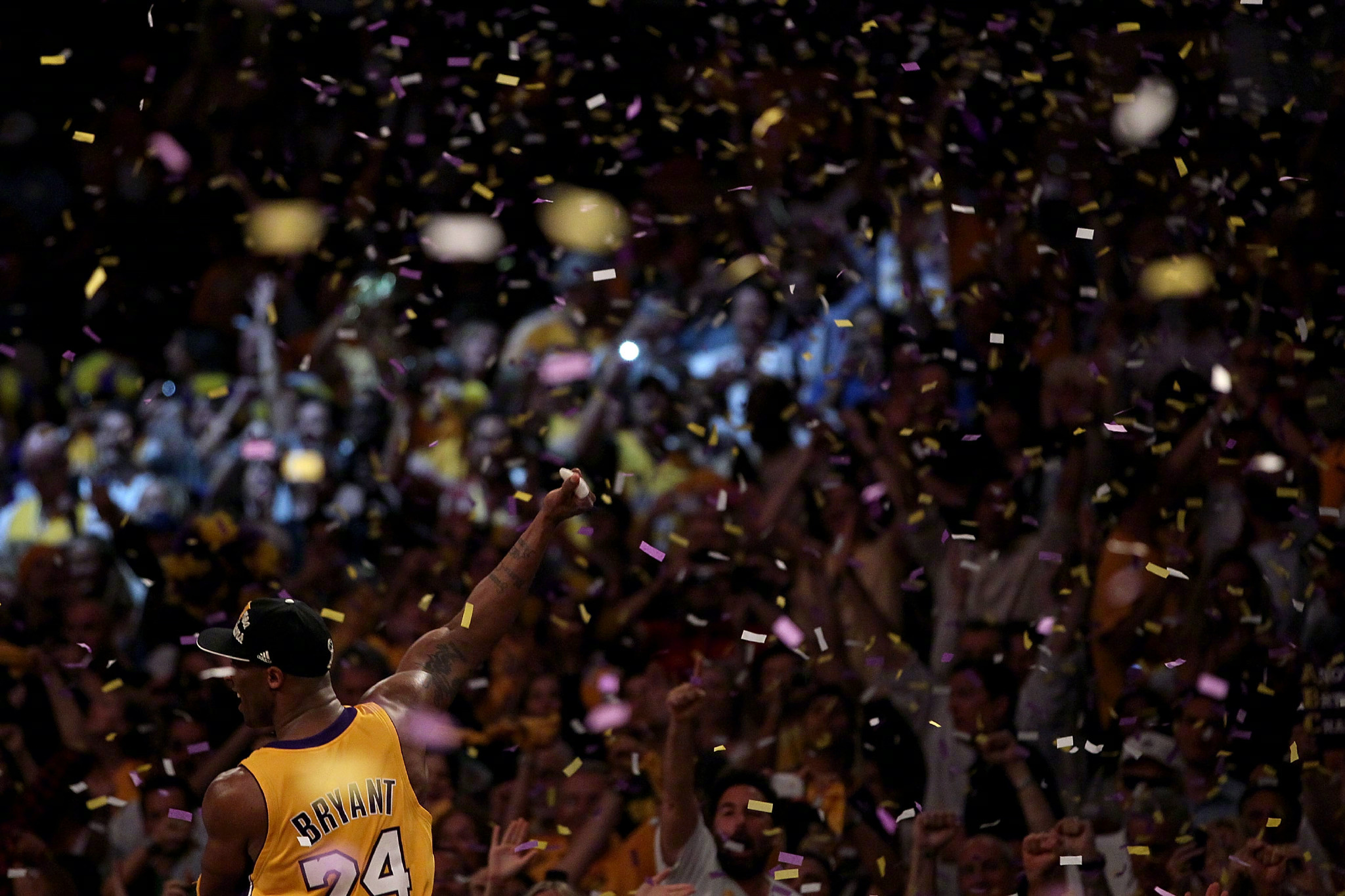 世界之巅一组2010年科比夺冠后庆祝的高清大图