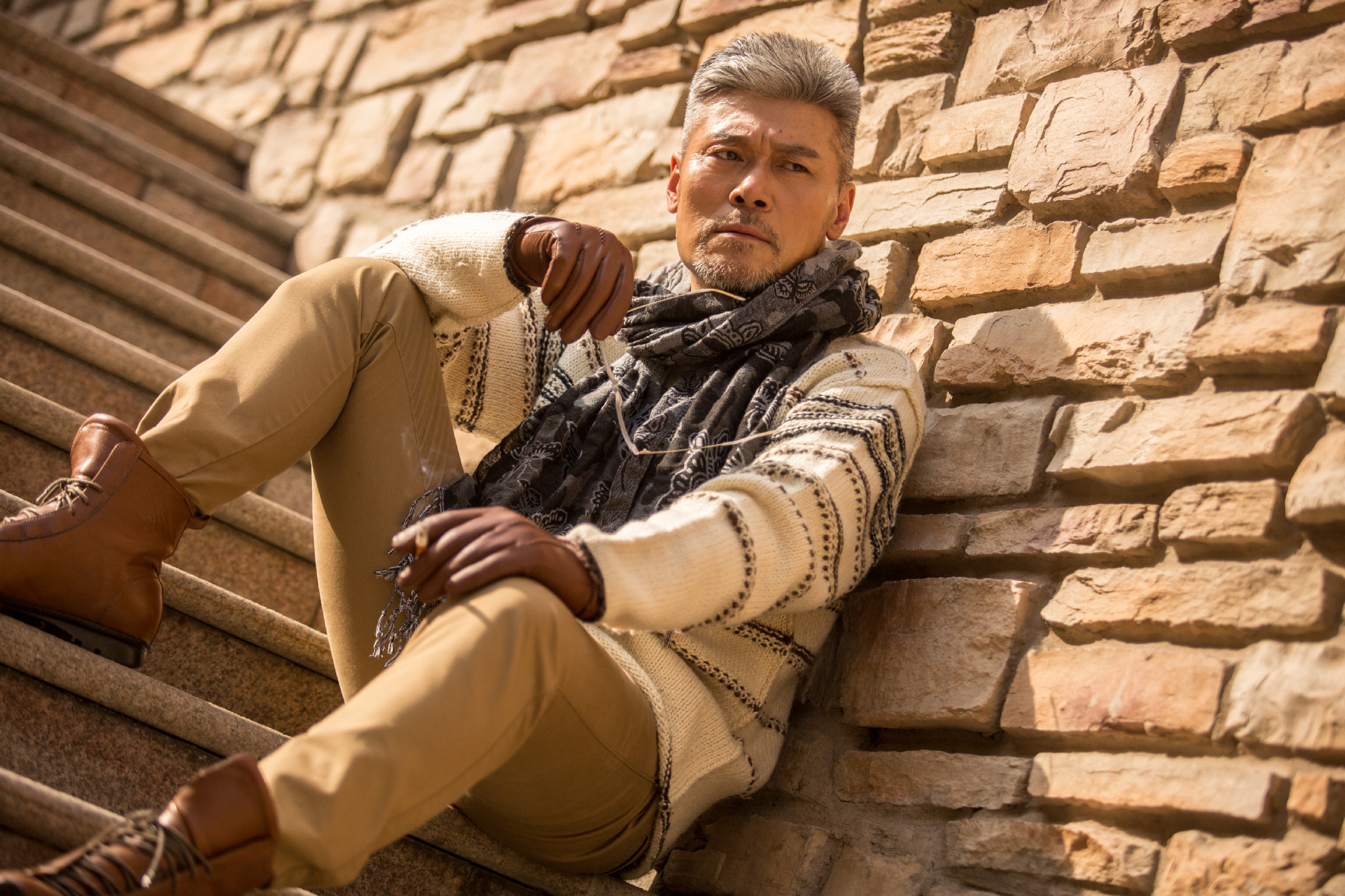 赵恒煊初秋写真曝光 魅力潮叔演绎西部街头风