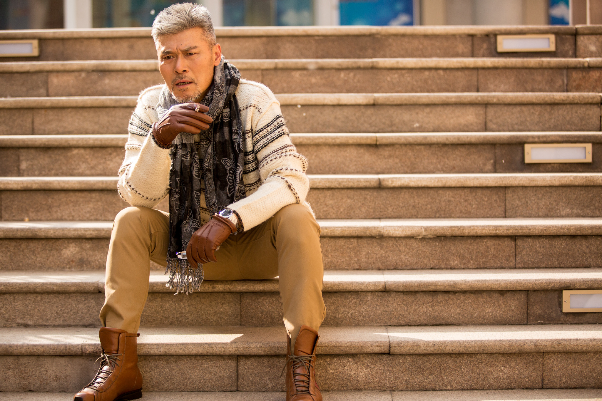 赵恒煊初秋写真曝光 魅力潮叔演绎西部街头风