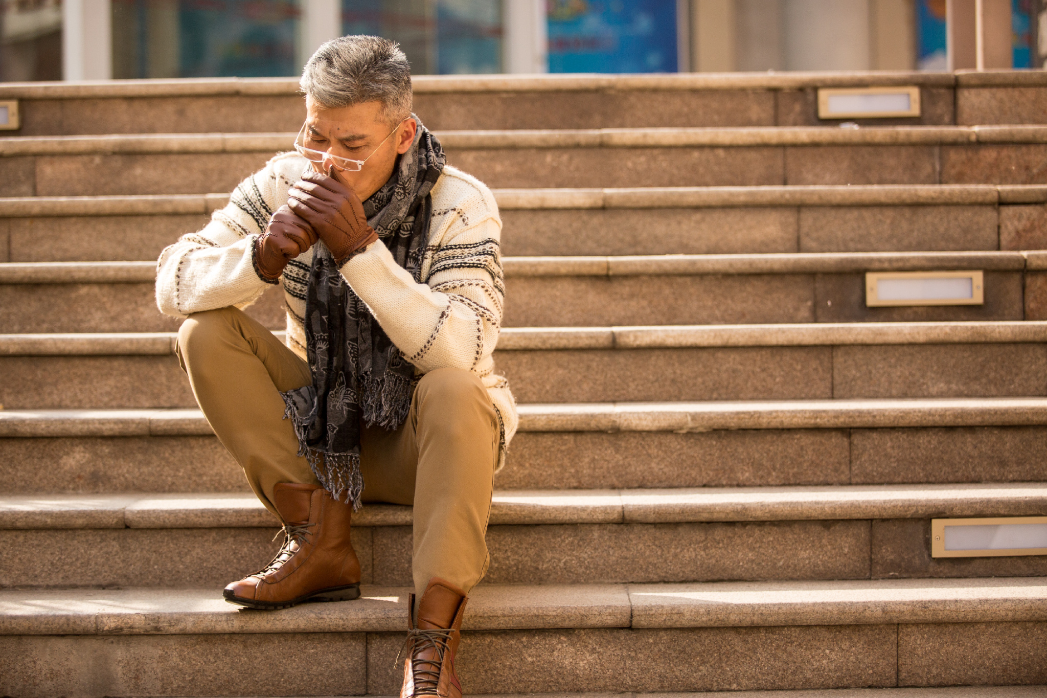 赵恒煊初秋写真曝光 魅力潮叔演绎西部街头风