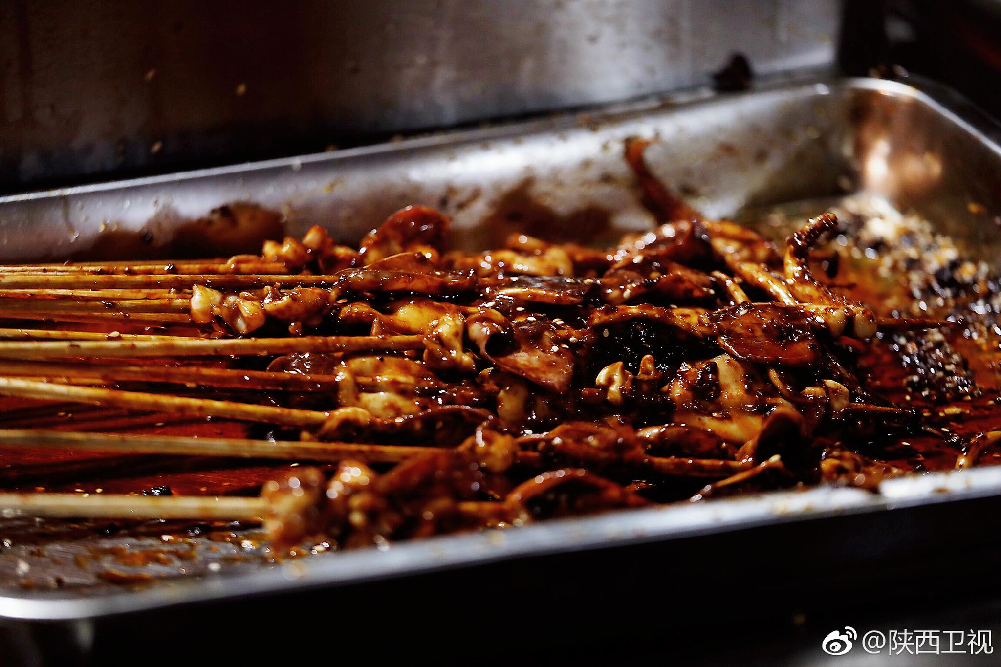 兰州夜市名不虚传,油滋滋的烤串,特色的羊肉