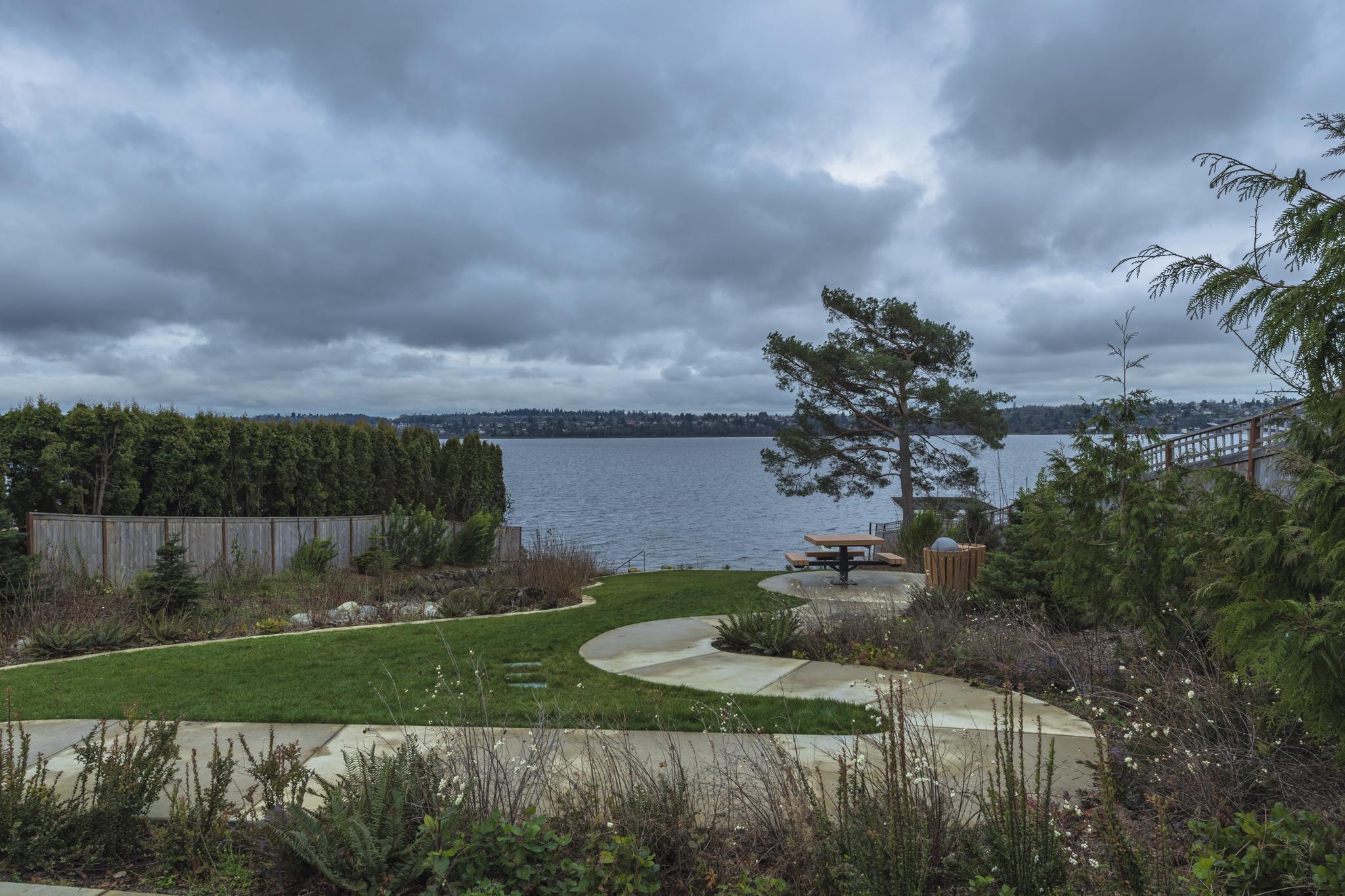 比尔盖茨在西雅图的水岸豪宅就在这个叫华盛顿湖的岸边