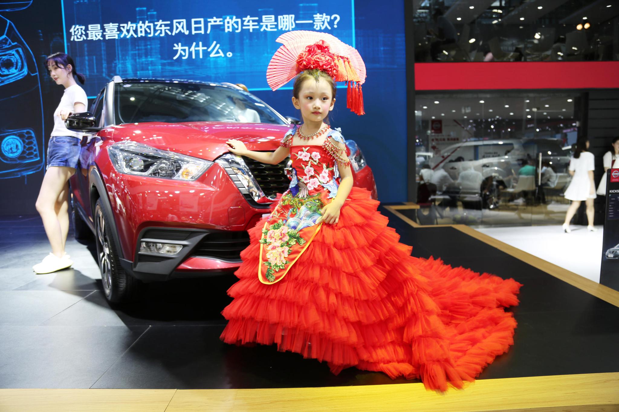 最抢镜车模:东风日产-轩逸纯电小明星,惊艳深圳十一国际车展!