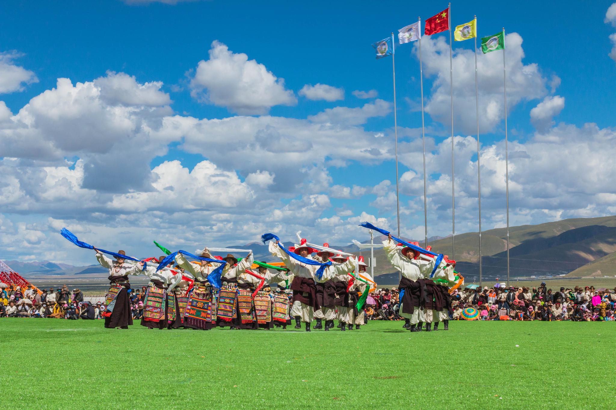 藏族少男少女传统节日跳的舞蹈被首批列入国家非物质文化遗产