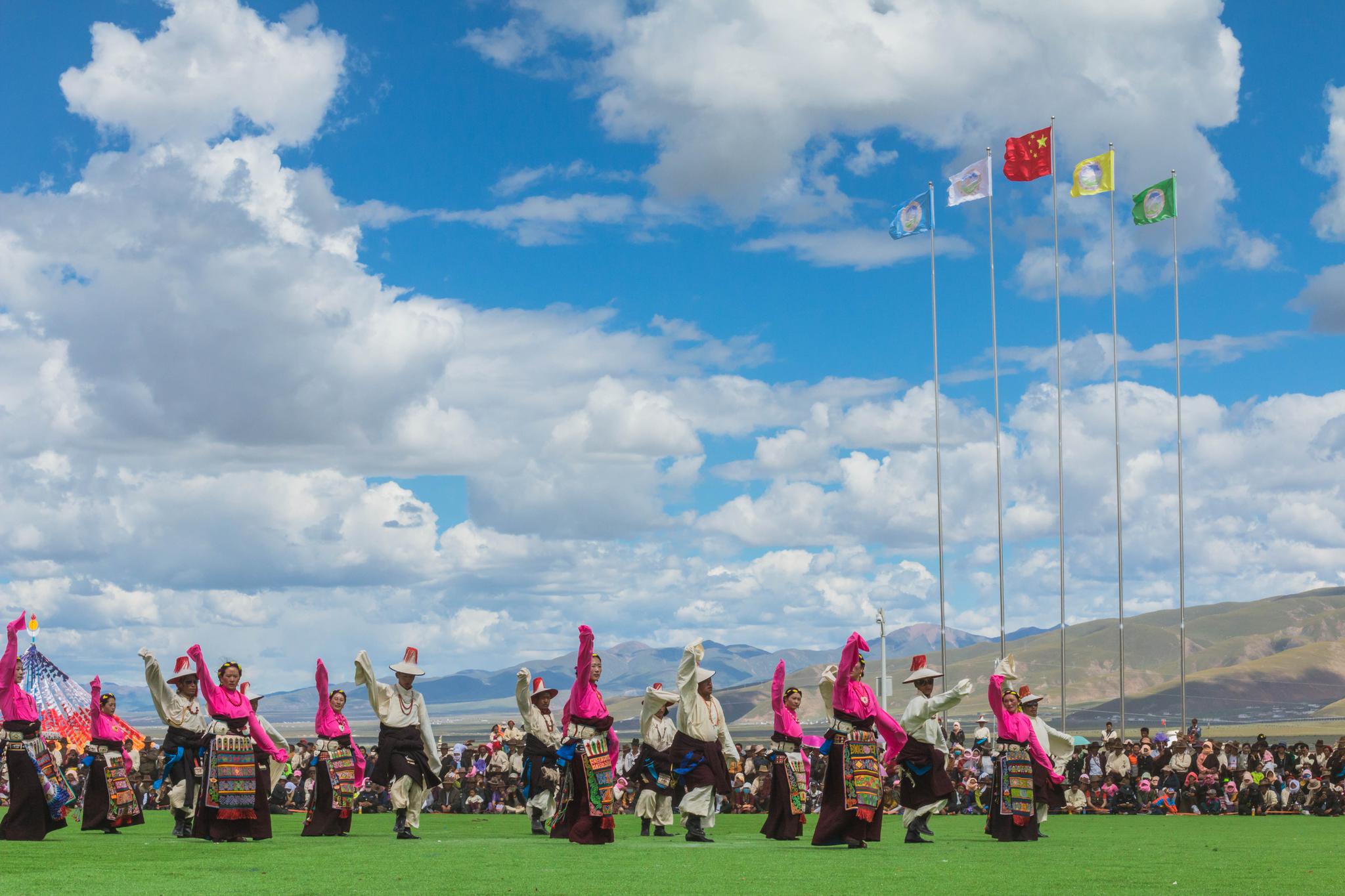 藏族少男少女传统节日跳的舞蹈被首批列入国家非物质文化遗产