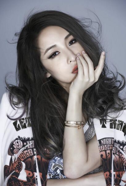 萧亚轩出身于单亲家庭,但她是名副其实的富二代,她的母亲叶秀玲在2001