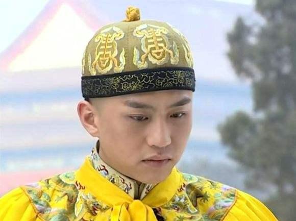 说起邓超,小编最先想起的是他在《少年天子》中扮演的顺治皇帝,当时的