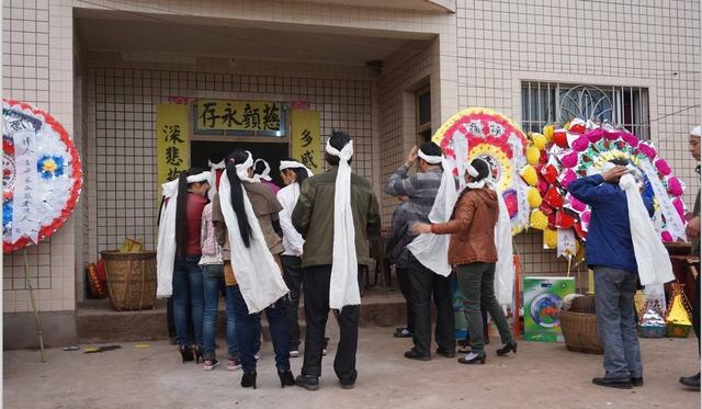 老家的丧葬习俗至今保留着几百年的传统,落叶归根才是最好的方式
