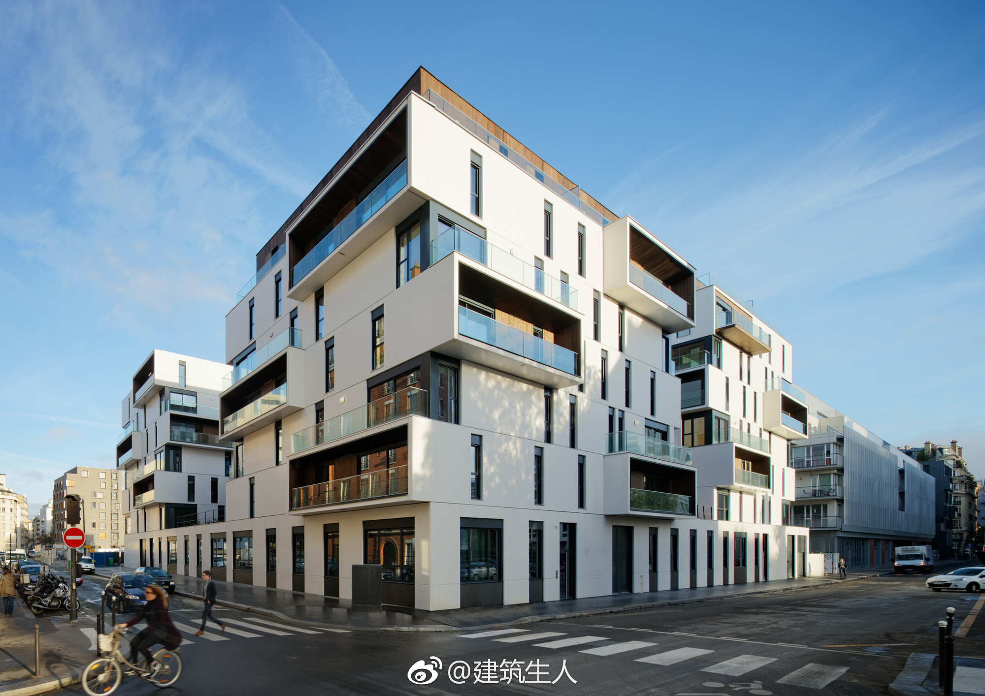 仿佛由些许盒子堆叠而成,简洁而富有变化,体量与体块也适应着巴黎的