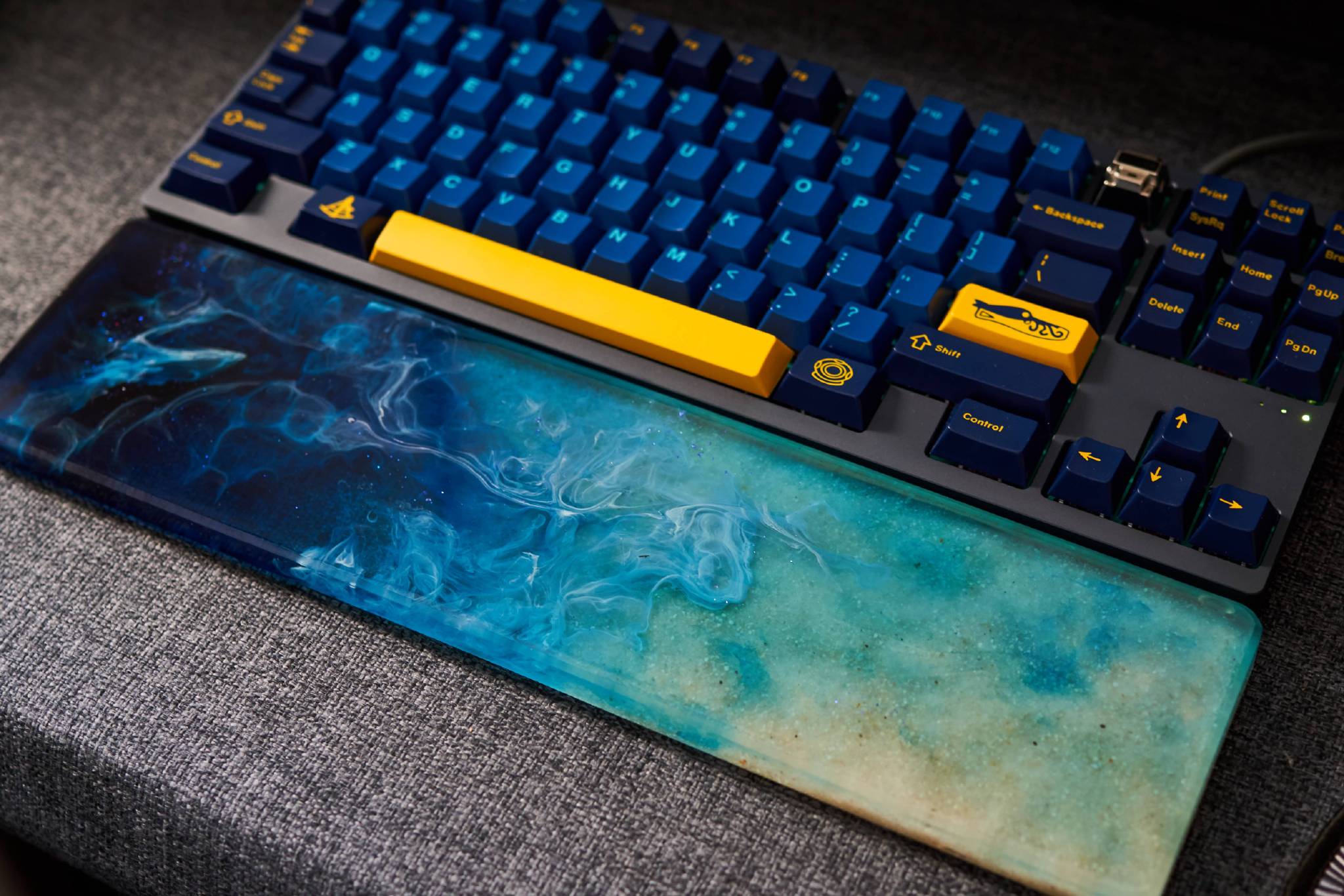 这个来自zfrontier海滩系列树脂机械键盘手托真好看_新浪看点