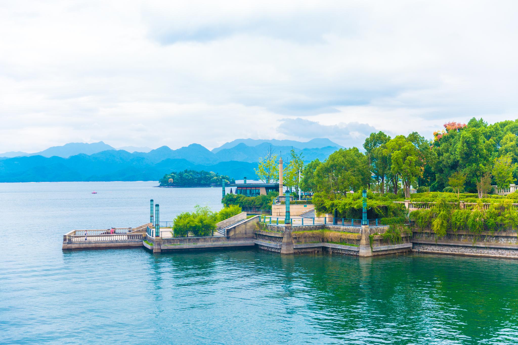 你在人潮拥挤的城市我在云淡风轻的湖边.