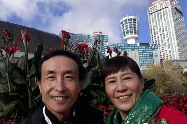 60岁巩汉林全家生活照差点与潘长江结亲儿媳长相美艳身材好