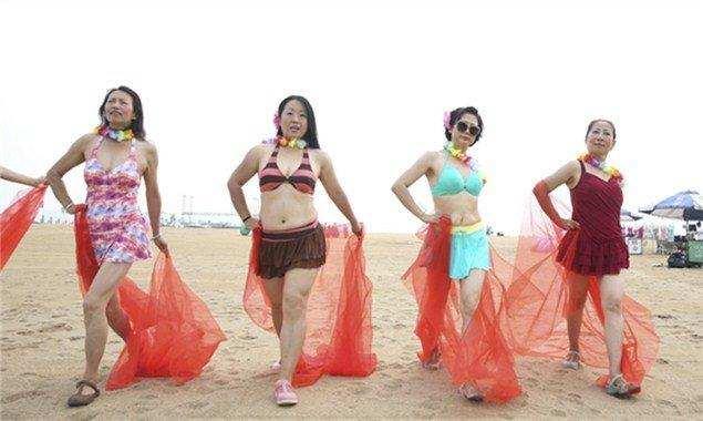 谁说的丝巾是中国大妈的标配, 你们的女神也在