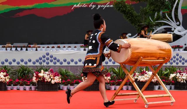 演员们快速将木鼓推出舞台阿娜丹和邰金演唱的《苗家阿婆》苗族歌王