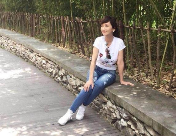 63岁赵雅芝穿礼服优雅,没想到简单t恤配牛仔裤也这么青春