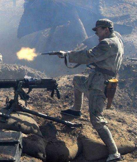 《亮剑》中赵刚用手榴弹把重机枪炸了,现实中可行吗