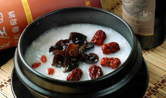 2,木耳大枣粥
